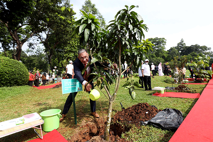 Ketua DPR Puan Maharani saat menanam pohon bersama dengan para delegasi yang hadir di acara P20 di Taman Energi, Kompleks Parlemen MPR/DPR-DPD.