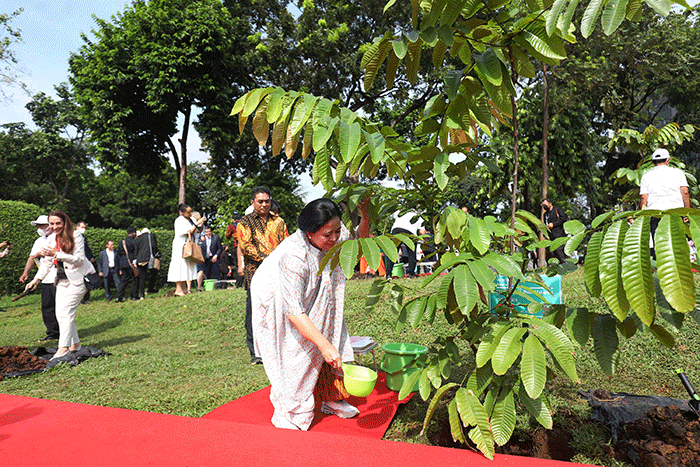 Ketua DPR Puan Maharani saat menanam pohon bersama dengan para delegasi yang hadir di acara P20 di Taman Energi, Kompleks Parlemen MPR/DPR-DPD.