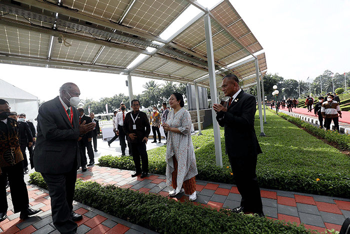 Ketua DPR Puan Maharani saat menanam pohon bersama dengan para delegasi yang hadir di acara P20 di Taman Energi, Kompleks Parlemen MPR/DPR-DPD.