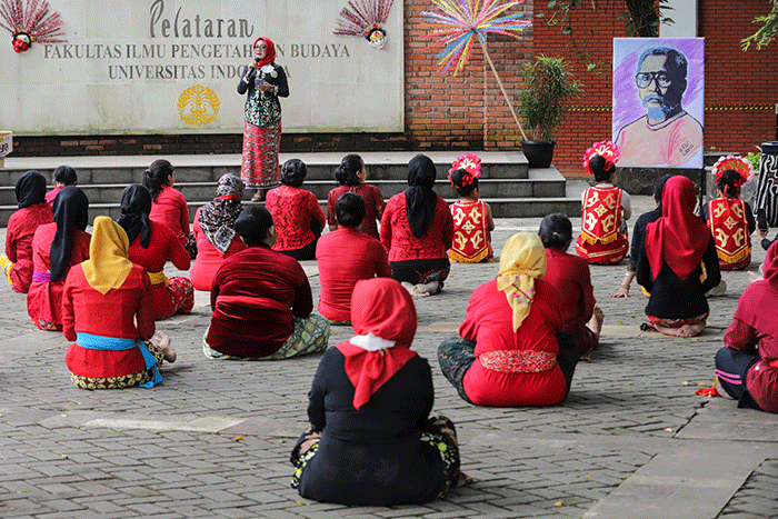 Sejumlah peserta menari Tari Yapong di Pelataran Fakultas Ilmu Pengetahuan Budaya, Universitas Indonesia, Depok, Jawa Barat, Sabtu (8/10/2022).