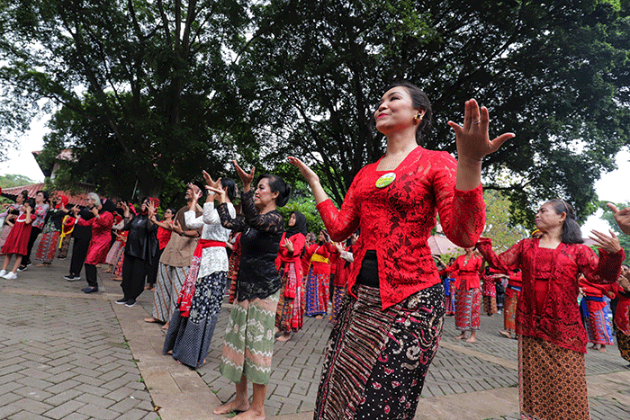 Sejumlah peserta menari Tari Yapong di Pelataran Fakultas Ilmu Pengetahuan Budaya, Universitas Indonesia, Depok, Jawa Barat, Sabtu (8/10/2022).