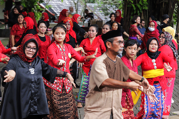 Sejumlah peserta menari Tari Yapong di Pelataran Fakultas Ilmu Pengetahuan Budaya, Universitas Indonesia, Depok, Jawa Barat, Sabtu (8/10/2022).