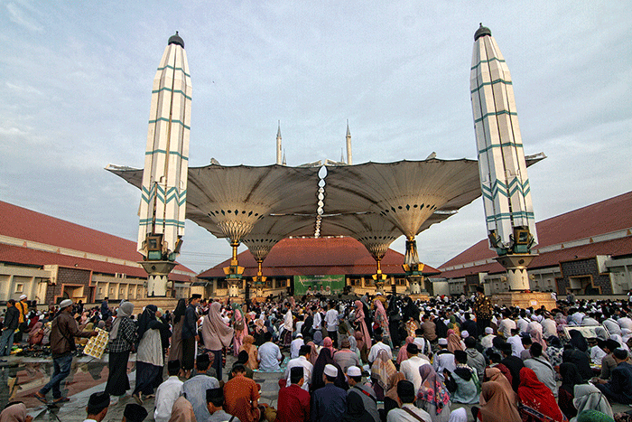 Puluhan ribu orang dari berbagai daerah di Jawa Tengah, menghadiri Haflah Maulidurrasul Muhammad SAW 1444 H di Plaza Masjid Agung Jawa Tengah.