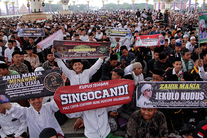 Puluhan ribu orang dari berbagai daerah di Jawa Tengah, menghadiri Haflah Maulidurrasul Muhammad SAW 1444 H di Plaza Masjid Agung Jawa Tengah.