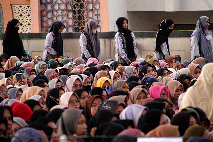 Puluhan ribu orang dari berbagai daerah di Jawa Tengah, menghadiri Haflah Maulidurrasul Muhammad SAW 1444 H di Plaza Masjid Agung Jawa Tengah.