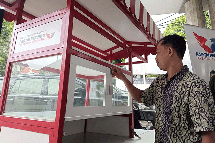 Penyerahan bantuan modal dan gerobak di Kantor DPP Partai Perindo, Menteng, Jakarta Pusat, Jumat (7/10/2022).
