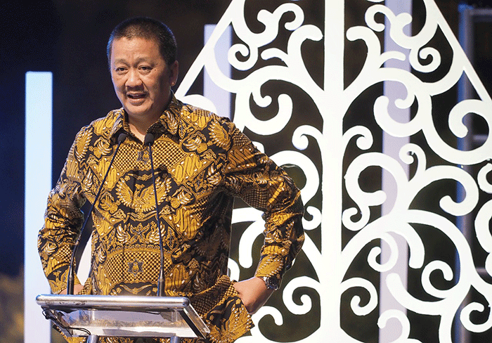 Direktur Utama Garuda Indonesia Irfan Setiaputra (kanan) menerima Penghargaan CEO Achievement Award 2022.
