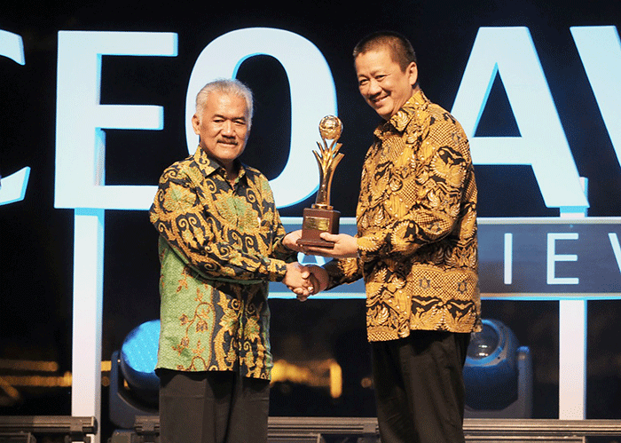Direktur Utama Garuda Indonesia Irfan Setiaputra (kanan) menerima Penghargaan CEO Achievement Award 2022.
