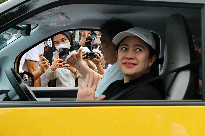 Menko Bidang Perekonomian Airlangga Hartarto dan Ketua DPR RI, Puan Maharani mencoba mobil listrik produksi Wuling PT SAIC General Motors Wuling (SGMW).