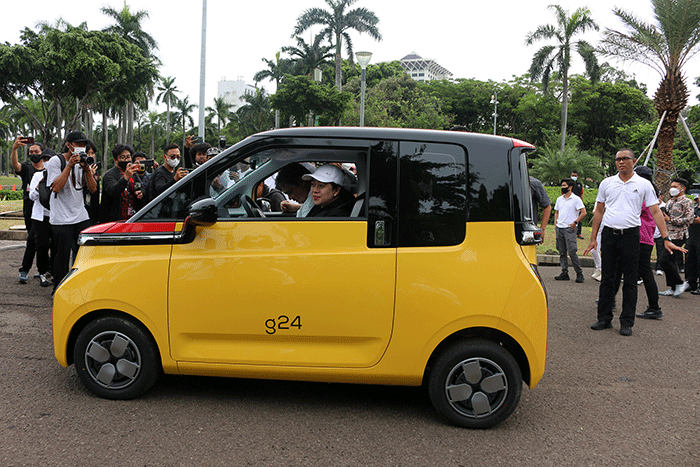 Menko Bidang Perekonomian Airlangga Hartarto dan Ketua DPR RI, Puan Maharani mencoba mobil listrik produksi Wuling PT SAIC General Motors Wuling (SGMW).
