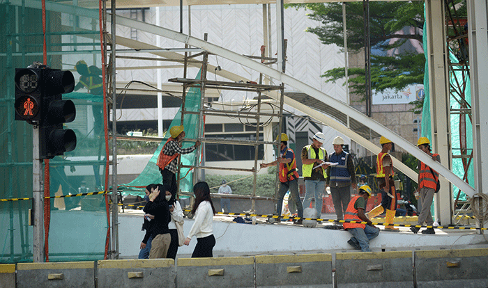 Pekerja menyelesaikan revitalisasi halte Transjakarta Bundaran Hotel Indonesia, Jakarta Pusat, Sabtu (8/10/2022).
