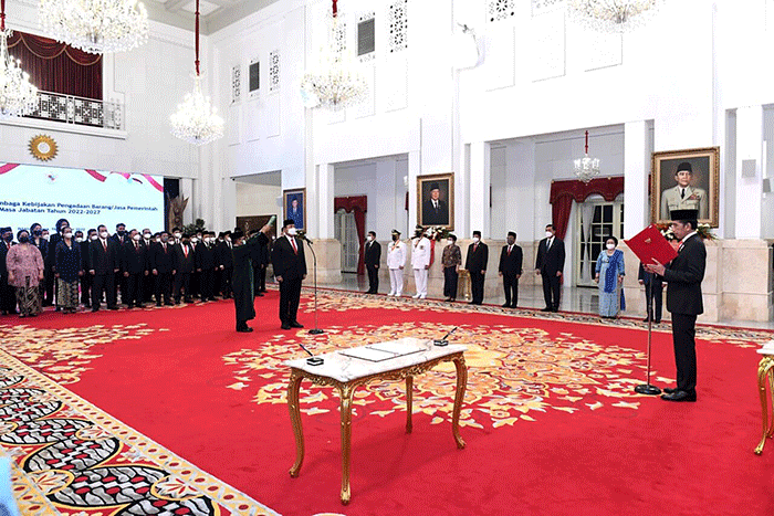 Presiden Joko Widodo melantik Hendrar Prihadi sebagai Kepala Lembaga Kebijakan Pengadaan Barang/Jasa Pemerintah (LKPP) di Istana Negara, Jakarta.