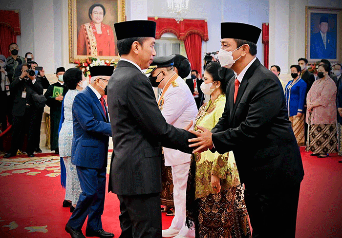 Presiden Joko Widodo melantik Hendrar Prihadi sebagai Kepala Lembaga Kebijakan Pengadaan Barang/Jasa Pemerintah (LKPP) di Istana Negara, Jakarta.