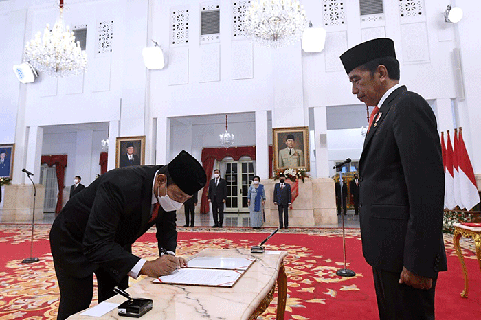 Presiden Joko Widodo melantik Hendrar Prihadi sebagai Kepala Lembaga Kebijakan Pengadaan Barang/Jasa Pemerintah (LKPP) di Istana Negara, Jakarta.