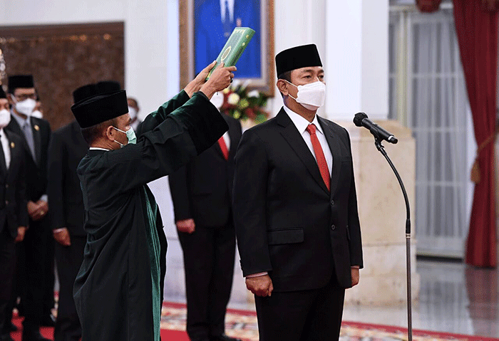 Presiden Joko Widodo melantik Hendrar Prihadi sebagai Kepala Lembaga Kebijakan Pengadaan Barang/Jasa Pemerintah (LKPP) di Istana Negara, Jakarta.