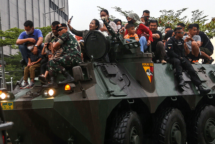 Antusias warga Kota Palembang antre menunggu giliran menaiki panser dan berkeliling di kawasan Pusat Perbelanjaan Palembang Trade Center.