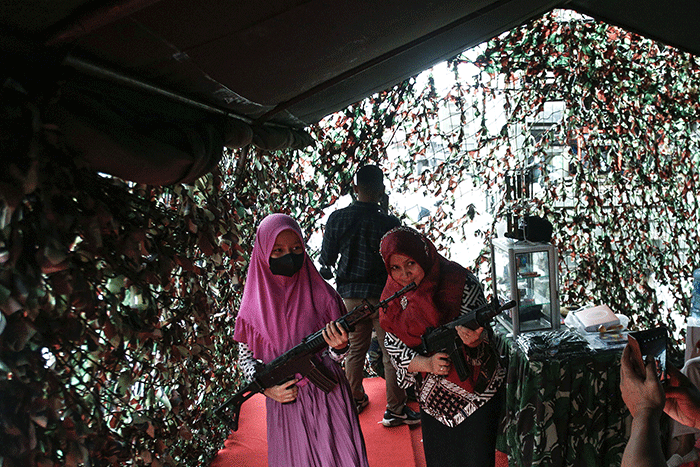 Antusias warga Kota Palembang antre menunggu giliran menaiki panser dan berkeliling di kawasan Pusat Perbelanjaan Palembang Trade Center.