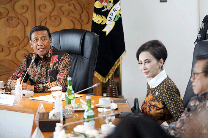 Ketua MPR RI Bambang Soesatyo didampingi Wakil Ketua MPR RI Yandri Susanto dan Ketua Dewan Pertimbangan Presiden (Wantimpres) Wiranto melakukan pertemuan.