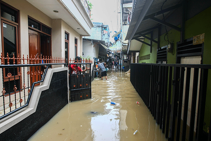 Warga menerobos banjir kedalaman 2 meter di Kebon Pala, Jatinegara, Jakarta Timur, Senin (10/10/2022).