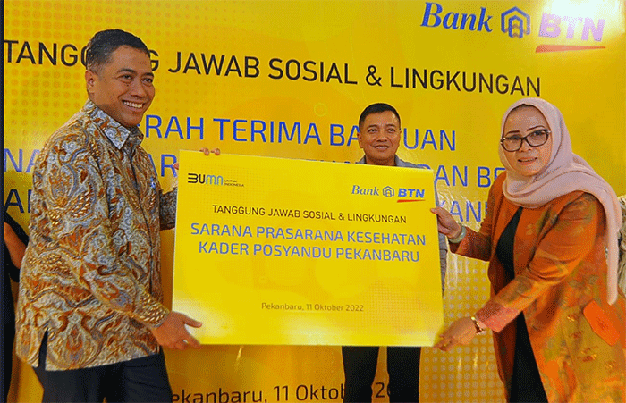 Direktur Consumer Bank BTN Hirwandi Gafar bersama Anggota Komisi VI DPR Jon Erizal secara simbolis memberikan bantuan Tanggung Jawab Sosial dan Lingkungan.