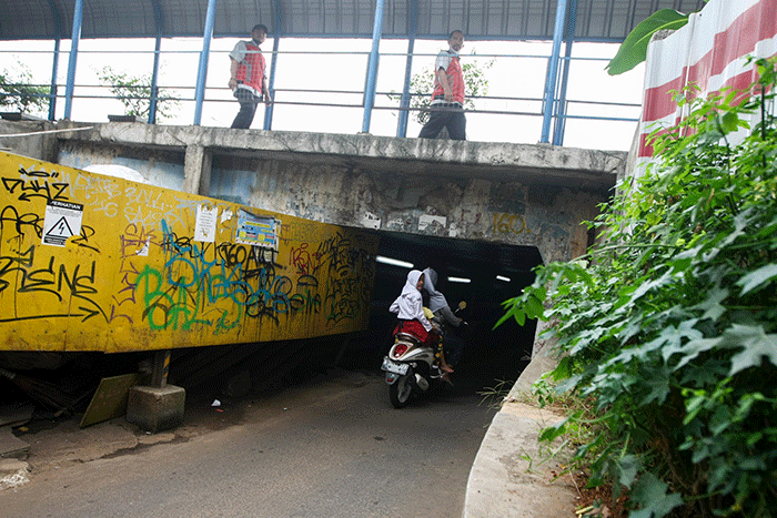 Pengendara sepeda motor melintasi terowongan di kawasan Kampung Rambutan, Jakarta Timur, Selasa (11/10/2022).