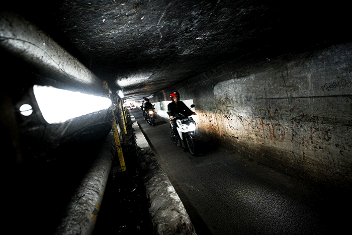 Pengendara sepeda motor melintasi terowongan di kawasan Kampung Rambutan, Jakarta Timur, Selasa (11/10/2022).
