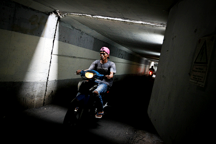 Pengendara sepeda motor melintasi terowongan di kawasan Kampung Rambutan, Jakarta Timur, Selasa (11/10/2022).