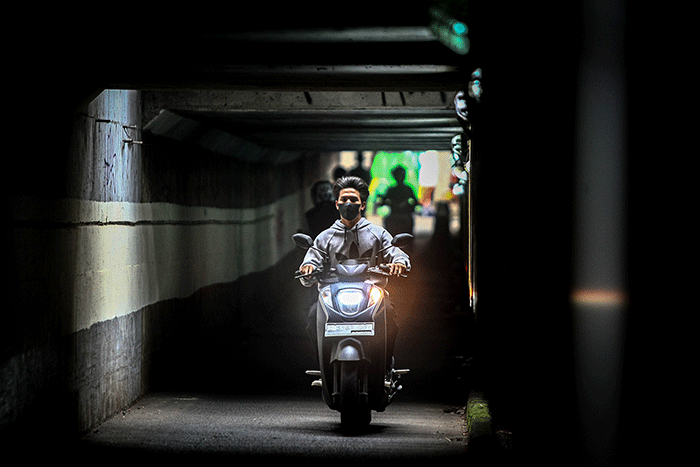 Pengendara sepeda motor melintasi terowongan di kawasan Kampung Rambutan, Jakarta Timur, Selasa (11/10/2022).