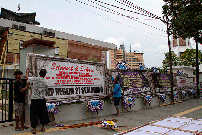 Deretan karangan bunga ucapan selamat kepada Hendrar Prihadi sebagai Kepala Kepala Lembaga Kebijakan Pengadaan Barang/Jasa Pemerintah (LKPP).