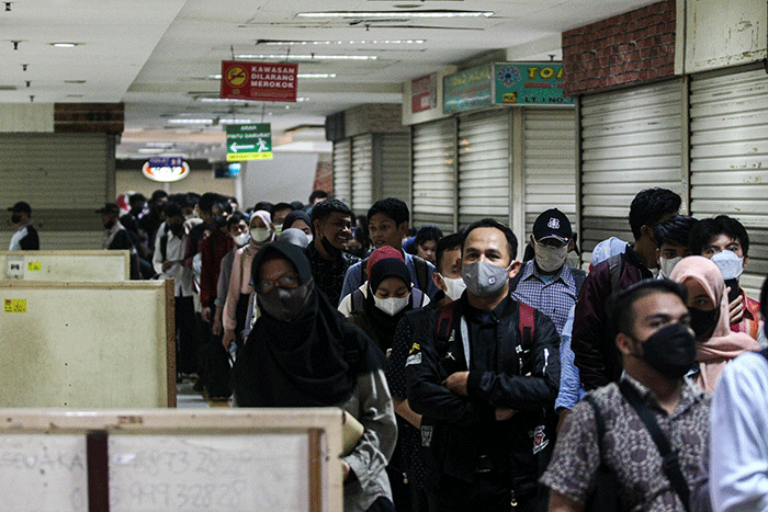 Antrean panjang calon pelamar kerja yang ingin masuk ke acara Job Fair 2022 di Mal PGC, Jakarta Timur, Selasa (11/10/2022).