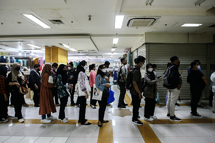 Antrean panjang calon pelamar kerja yang ingin masuk ke acara Job Fair 2022 di Mal PGC, Jakarta Timur, Selasa (11/10/2022).