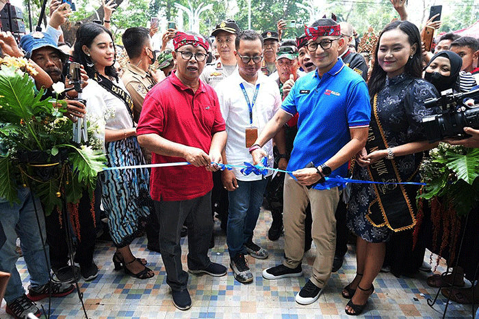 Menparekraf Sandiaga Salahuddin Uno meresmikan taman rekreasi The Carnival yang berada di Kabupaten Nganjuk, Jawa Timur, Sabtu (8/10/2022).