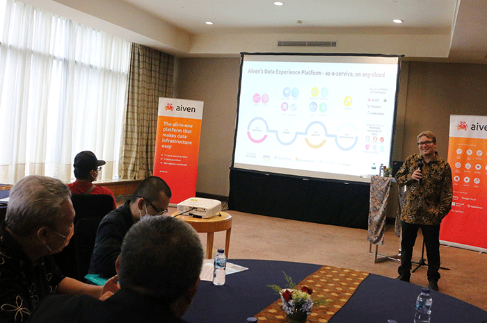CTO dan Co-Founder Aiven Heikki Nousiainen memberikan paparan terkait kegiatan bisnis perusahaan Aiven kepada rekan media saat media briefing.