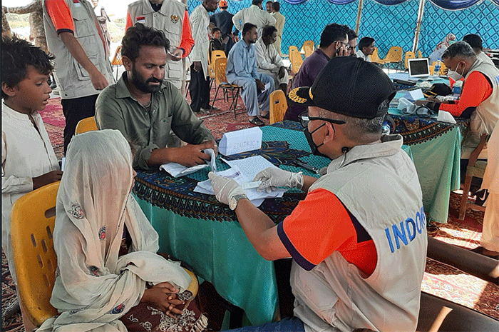 Tim Medis Indonesia memberikan pelayanan kesehatan kepada warga Pakistan terdampak banjir di wilayah Tehsil Jhudo, Distrik Mirpur Khas, Provinsi Sindh.