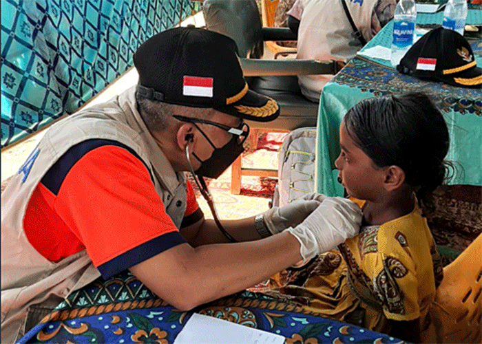 Tim Medis Indonesia memberikan pelayanan kesehatan kepada warga Pakistan terdampak banjir di wilayah Tehsil Jhudo, Distrik Mirpur Khas, Provinsi Sindh.