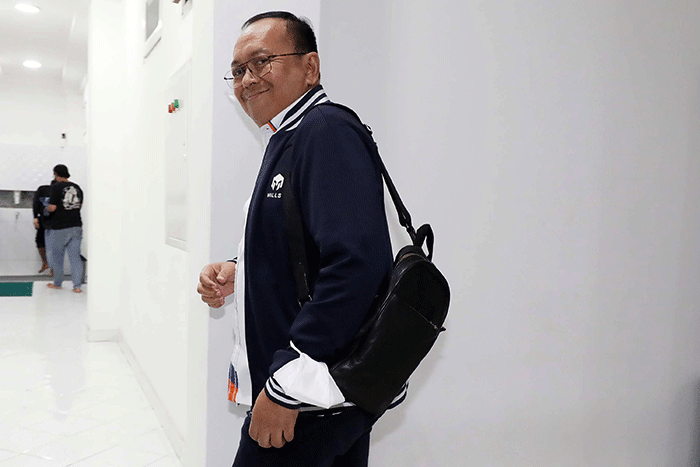 Direktur Utama PT Liga Indonesia Baru (LIB) Akhmad Hadian Lukita (kiri) didampingi Direktur Operasional PT LIB, Sudjarno menyampaikan keterangan pers.