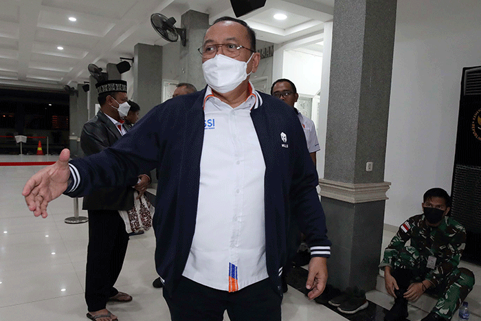 Direktur Utama PT Liga Indonesia Baru (LIB) Akhmad Hadian Lukita (kiri) didampingi Direktur Operasional PT LIB, Sudjarno menyampaikan keterangan pers.