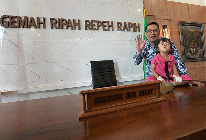 Gubernur Jawa Barat Ridwan Kamil memberikan bantuan kemanusiaan kepada Arini Supriatna (4), balita pengidap penyakit apert syndrome.