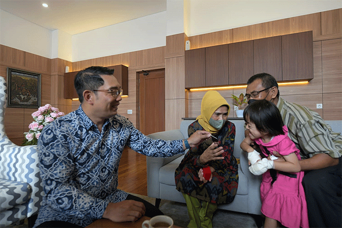 Gubernur Jawa Barat Ridwan Kamil memberikan bantuan kemanusiaan kepada Arini Supriatna (4), balita pengidap penyakit apert syndrome.