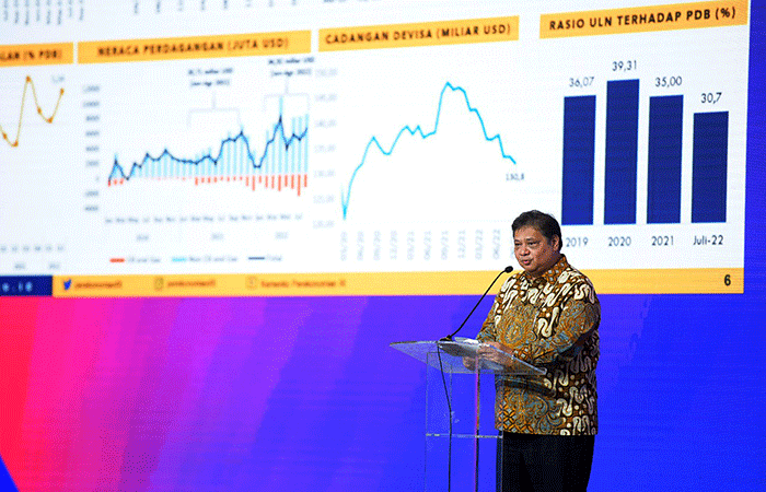 Menteri Koordinator Bidang Perekonomian Airlangga Hartarto memberikan paparannya dalam acara BNI Investor Daily Summit 2022 di Jakarta, Selasa (11/10/2022).