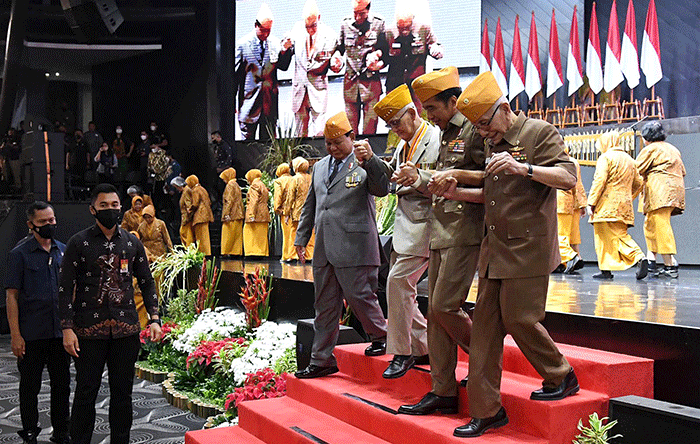 Momen itu terjadi seusai acara. Setelah Jokowi memukul gong tanda dibukanya Kongres dan Munas, para pengurus LVRI dan Piveri kemudian berfoto bersama.