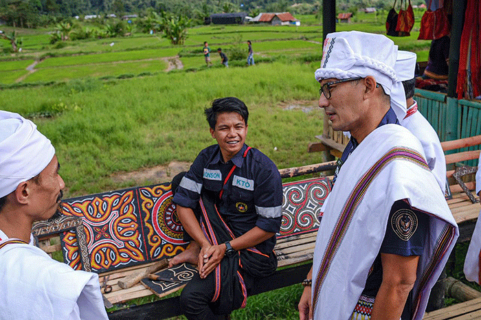 Menparekraf Sandiaga Salahuddin Uno disambut antusias warga saat mengunjungi Desa Wisata Tondok Bakaru, Kecamatan Mamasa, Kabupaten Mamasa.