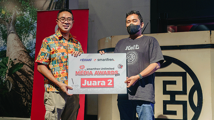 President Director Smartfren Merza Fachys, menyerahkan penghargaan kepada para jurnalis pemenang Smartfren Unlimited Media Awards 2022.