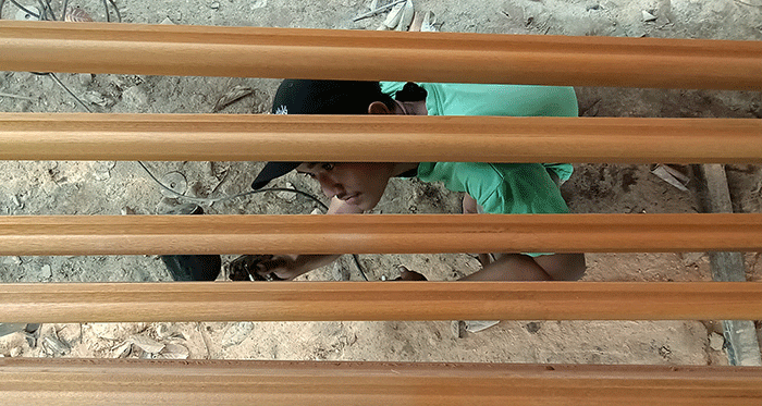 Pekerja menyelesaikan railing tangga terbuat dari kayu di Pedurenan, Kota Bekasi, Jawa Barat, Rabu (12/10/2022).