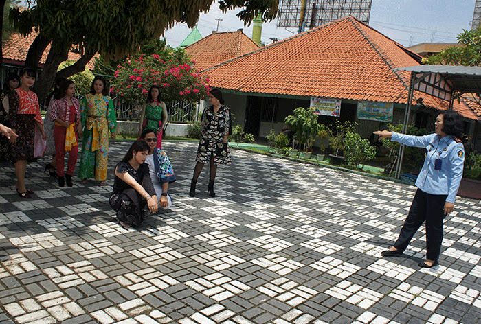 Sejumlah narapidana perempuan memperagakan busana pesta saat fesyen show di halaman Lapas Kelas IIA Perempuan Bulu Semarang, Jawa Tengah, Kamis (13/10/2022).