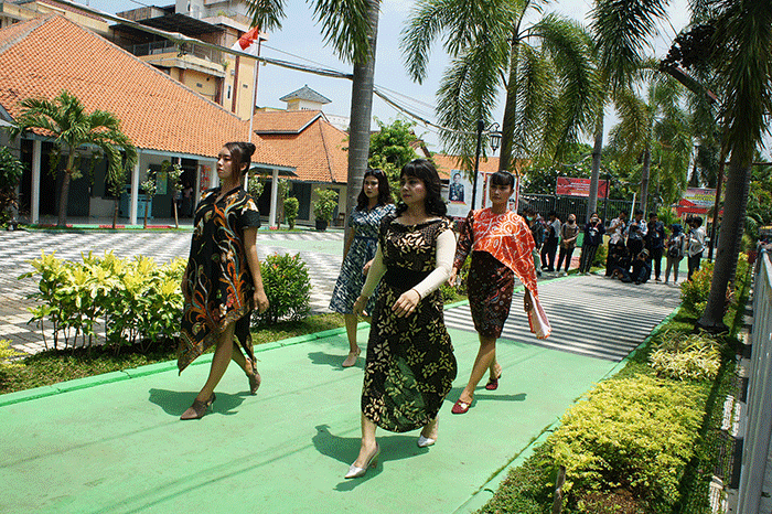Sejumlah narapidana perempuan memperagakan busana pesta saat fesyen show di halaman Lapas Kelas IIA Perempuan Bulu Semarang, Jawa Tengah, Kamis (13/10/2022).