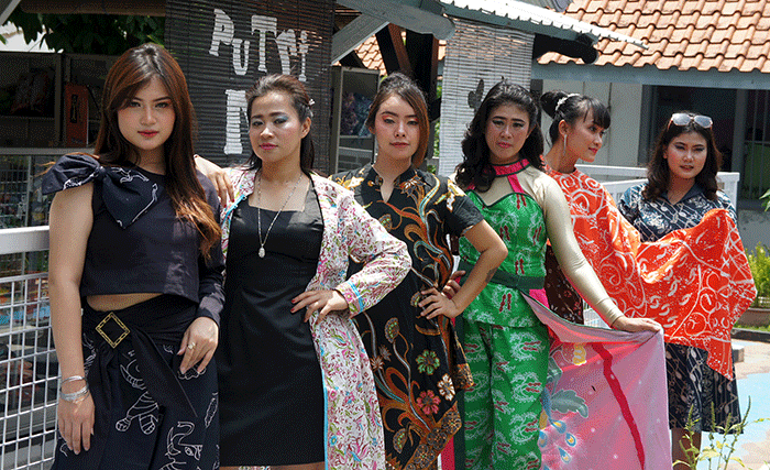 Sejumlah narapidana perempuan memperagakan busana pesta saat fesyen show di halaman Lapas Kelas IIA Perempuan Bulu Semarang, Jawa Tengah, Kamis (13/10/2022).