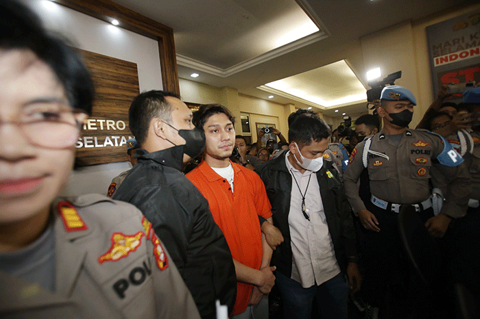 Tersangka Rizky Billar (tengah) memakai baju tahanan saat dihadirkan di Polres Metro Jakarta Selatan, Jakarta, Kamis (13/10/2022).