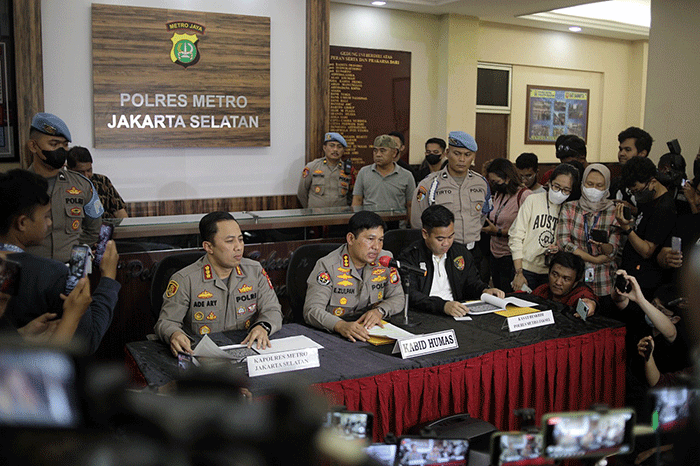 Tersangka Rizky Billar (tengah) memakai baju tahanan saat dihadirkan di Polres Metro Jakarta Selatan, Jakarta, Kamis (13/10/2022).