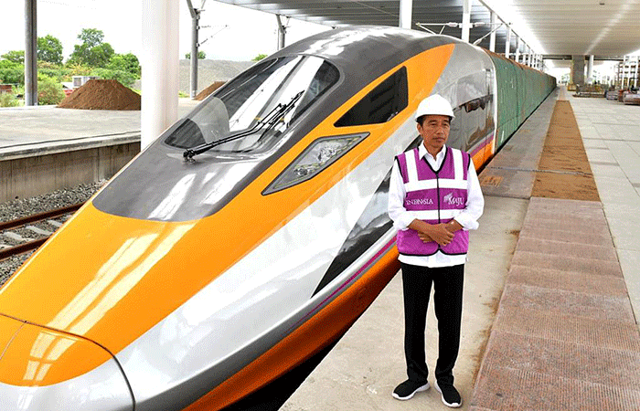 Presiden Joko Widodo meninjau proyek Kereta Cepat Jakarta Bandung di Stasiun Tegal Luar, Bandung, Jawa Barat, Kamis (13/10/2022).